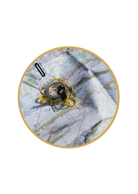 Carte topographique et boussole pour l'apprentissage de l'orientation et de l'autonomie en randonnée.