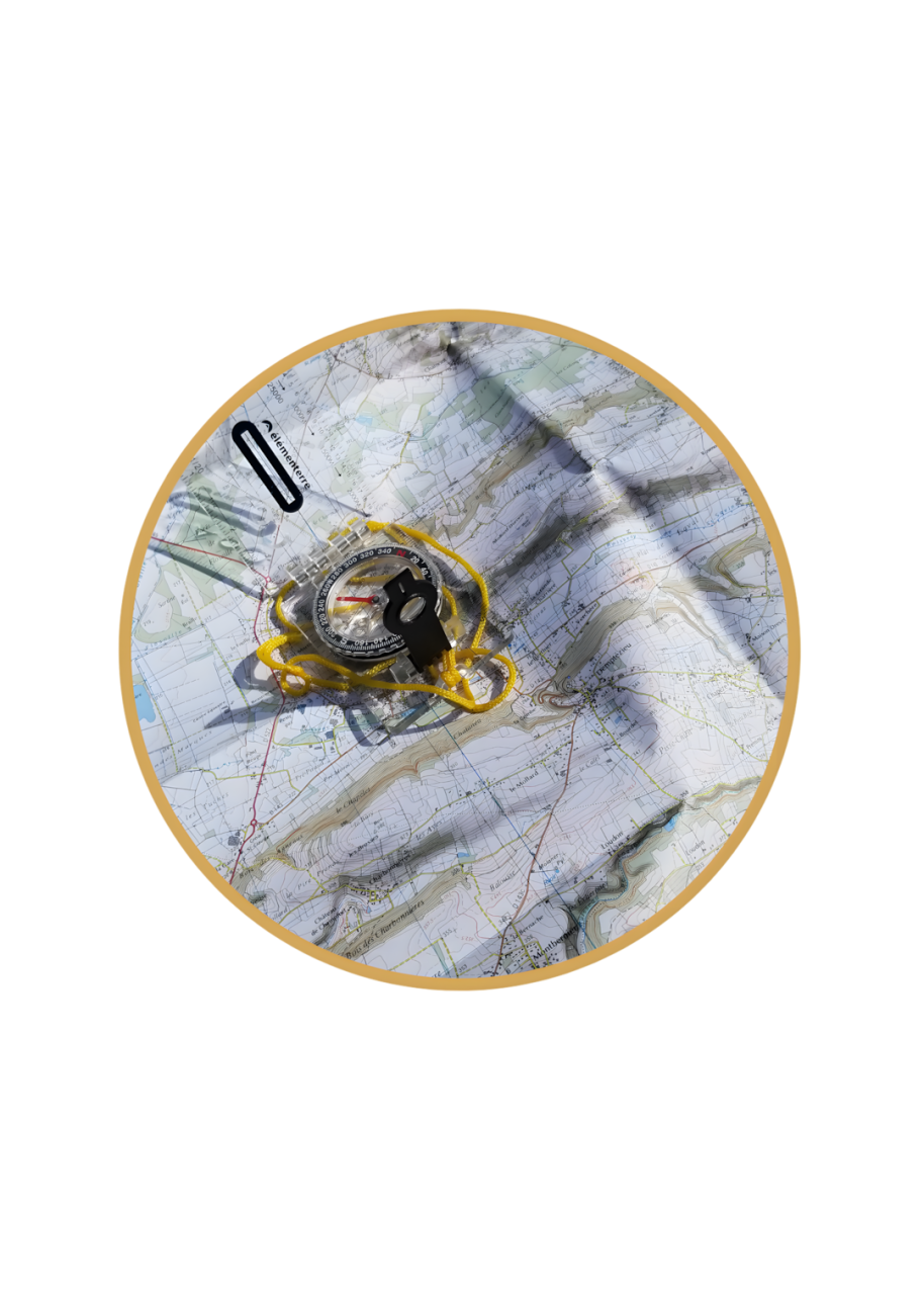 Carte topographique et boussole pour l'apprentissage de l'orientation et de l'autonomie en randonnée.