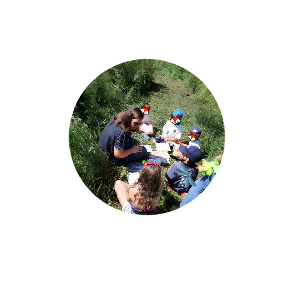 Elisabeth, Passeuse de Nature, guide un groupe d'enfants lors d'un atelier nature en plein air.