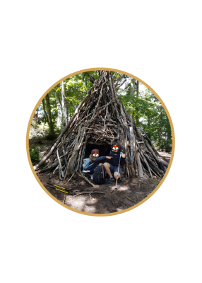 Construction d'une cabane en branches, un défi nature pour les aventuriers de 9 à 12 ans.