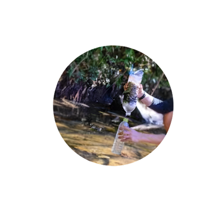 Construction d'un filtre à eau de survie, illustrant les techniques d'autonomie en pleine nature pour adolescents.