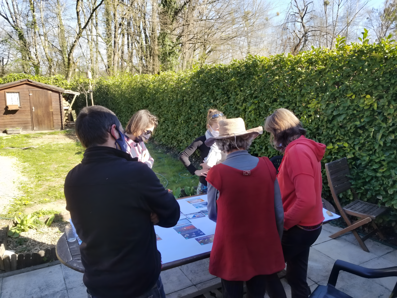 Participants travaillant sur la cartographie de La Fresque du Climat, un atelier interdisciplinaire sur le changement climatique.