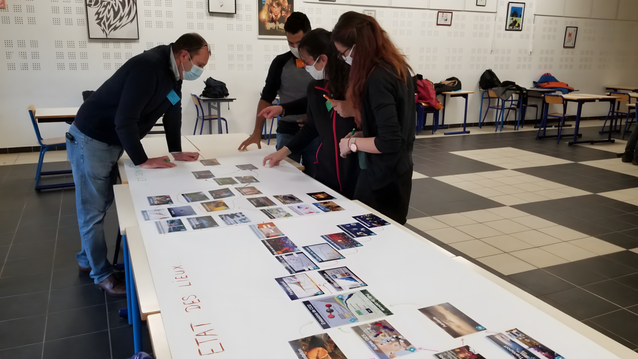 Collaboration élèves et adultes lors d'un atelier interdisciplinaire Fresque du Climat pour le Collège.